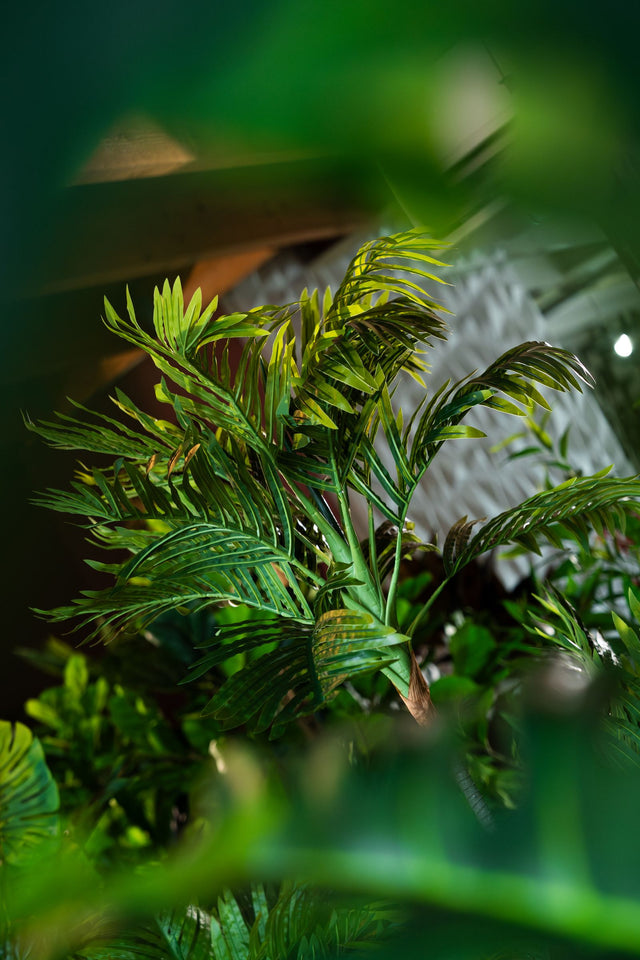 Hoe moet je buiten kunstplanten vastzetten in bloempotten?