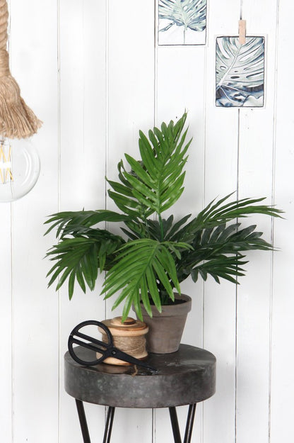 Levendige kunstplant van areca-palm in grote pot