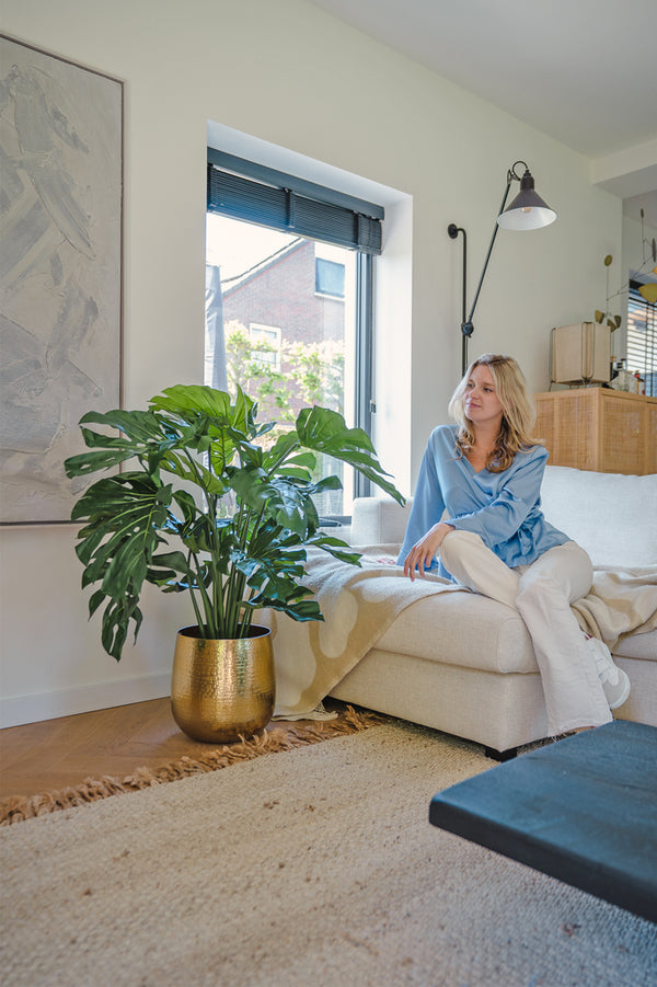 Decoratieve nep Monstera plant voor interieur