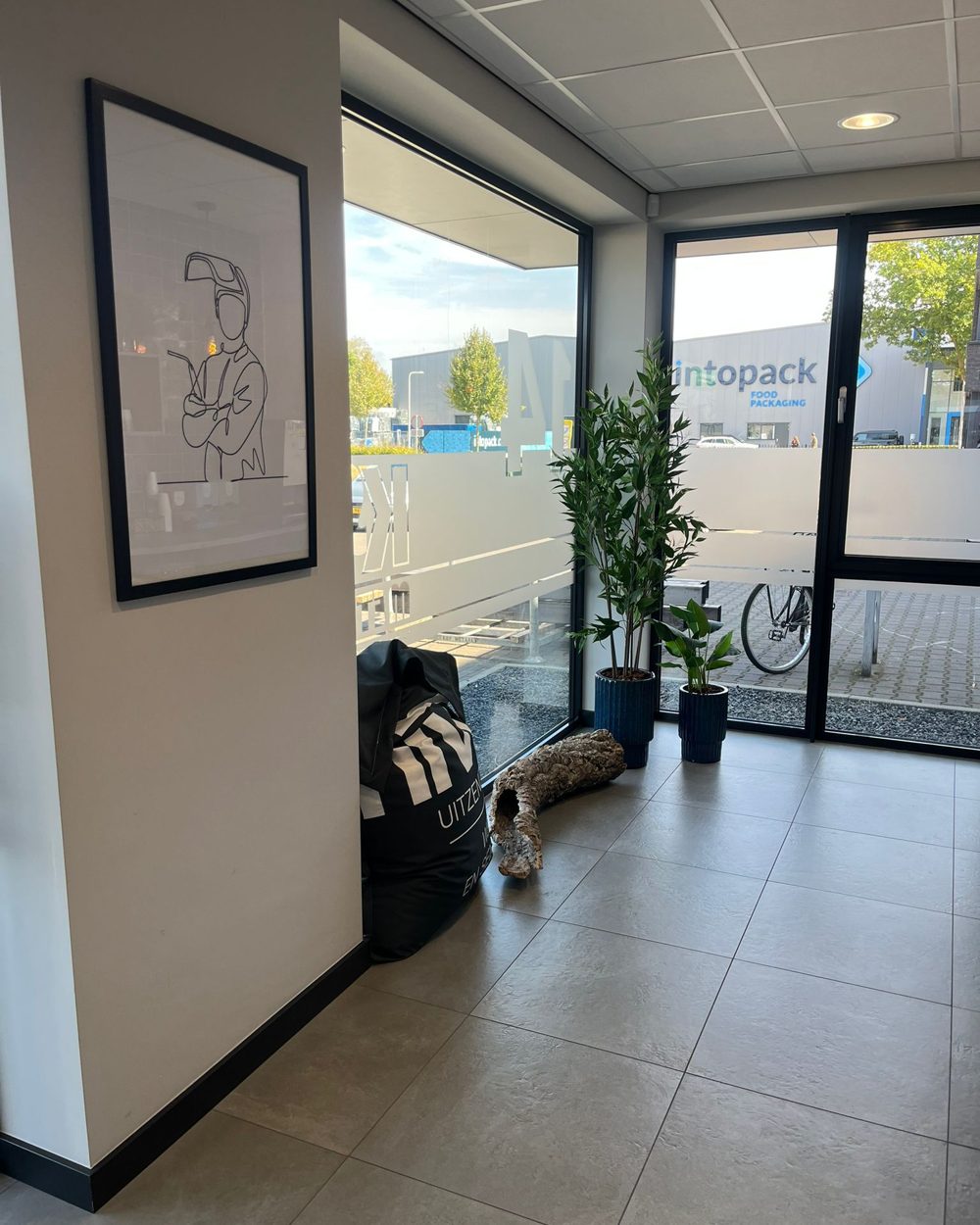 Kunstplanten van NeverLeafs in de hal bij een klant